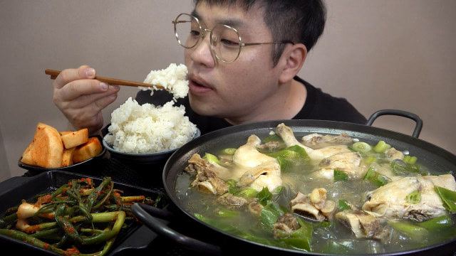 韩国吃货小哥,吃鸡肉炖粉条,搭配白米饭,大口大口地吃,真过瘾