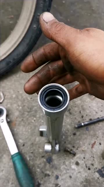 摩托车减震器漏油解决方法