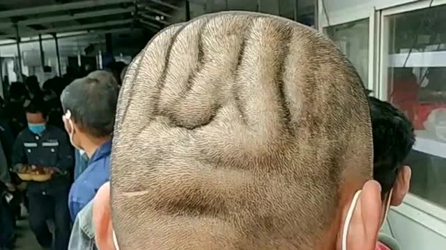 排队打饭,这位大哥的后脑勺也太有福相了,一般人的脑袋做不到的