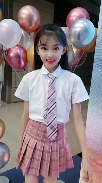 宋小睿不管什么时候都这么甜,尤其是笑起来的时候,感觉心都要化了