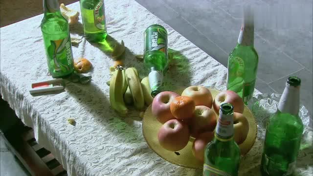 两人喝酒合起来没完没了,不一会功夫满桌啤酒瓶,扎心了