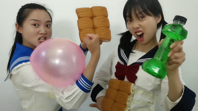 恶作剧:俩闺蜜来健身,气球装肱二头肌面包装腹肌,搞笑超逗乐