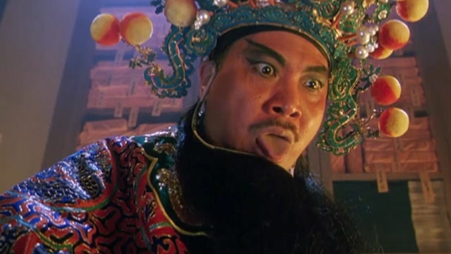 鳌拜练就十三太保横练金钟罩,青龙偃月刀都砍断了,他却毫发无损