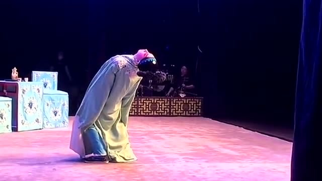这段戏曲讲的是许仙见到白娘子真身的时候自己吓了一跳来了一个僵尸倒