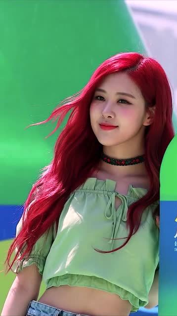 欢迎朴彩英rosé女士登场,这红发太招眼啦!