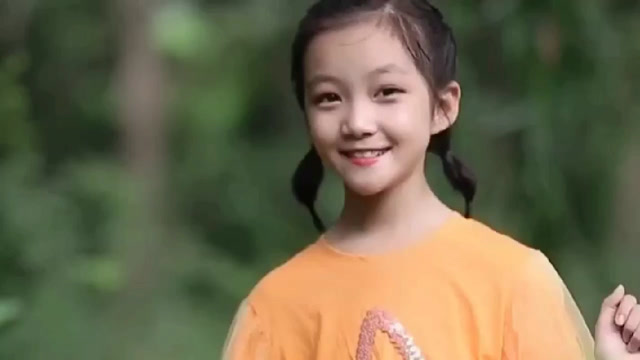 网红小七月一曲你是人间四月天嗓音干净明亮好听极了