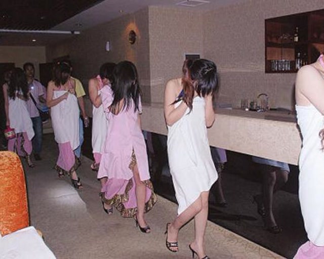 东莞扫黄上万小姐被捕后为何纷纷控诉淫窝妈咪