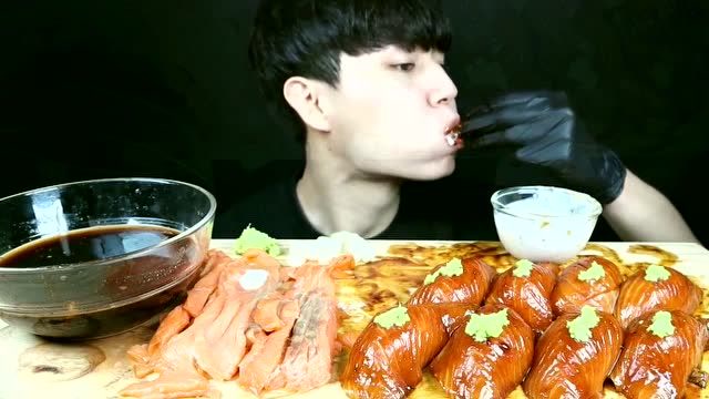 韩国大胃王帅哥吃三文鱼寿司,三文鱼面条,看看这吃法,太过瘾了