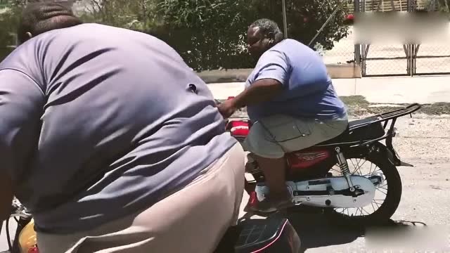 两个胖子骑摩托车飙车网友动作到位心疼摩托车