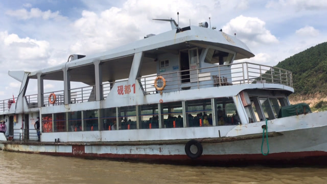 冒着大太阳,坐轮渡到对面紫云谷,听说那有唐朝开采砚石的老坑洞