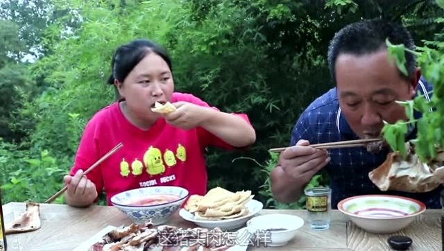 胖妹的爸爸馋猪头肉了,胖妹卤了10斤猪头来吃,这次老爸一次吃个够!