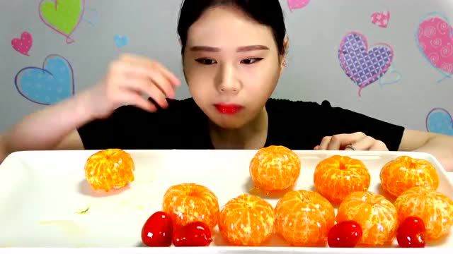 韩国吃播:"橘子糖葫芦 小番茄糖葫芦",美女大口的吃,吃的真得劲