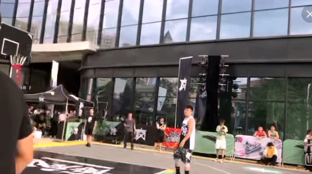 两个街球界的大哥,头盔哥vs洋葱哥,看看谁能更胜一筹?