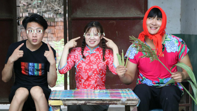 短剧:小甜甜和来福想要眼镜,妈妈用高粱杆自制了一个,真厉害