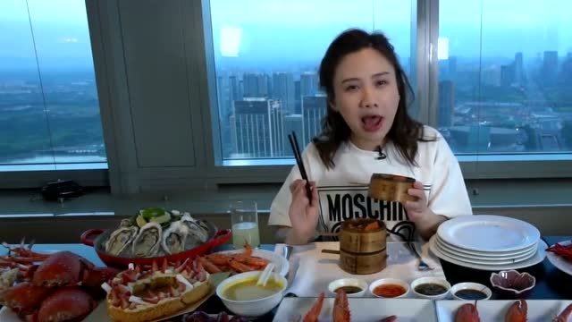 大胃王密子君吃成都自助餐,波士顿龙虾和生蚝,鲜甜!