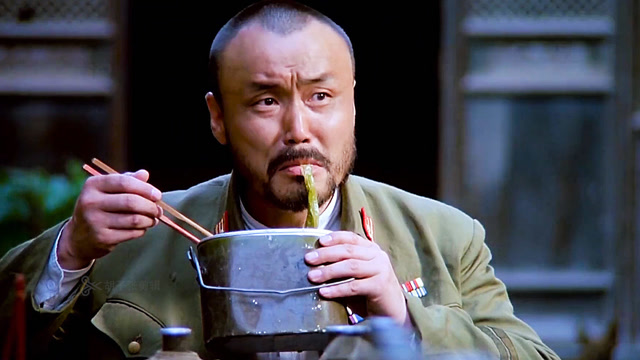 《举起手来》"太君"吃泔水,汉奸吓坏了