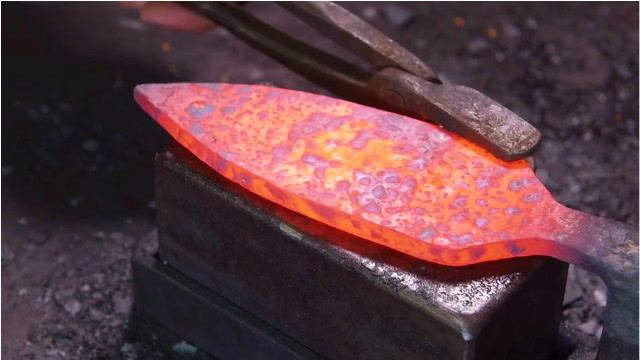 烧红的铁不停的锤打,锻造一把工具,这质量能用30年