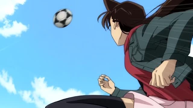 小兰抬腿踢足球,不料柯南忍不住说白色的,这下可有好戏看了