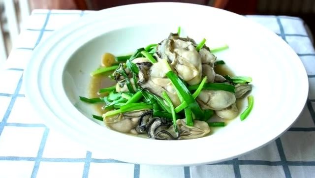 韭菜炒生蚝,生蚝别乱吃,加点韭菜炒一炒,营养丰富又美味