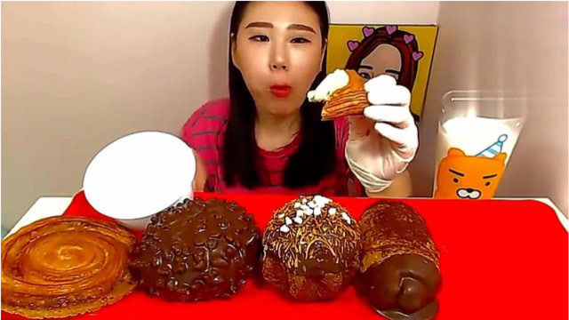 天生丽质妹妹吃美味早餐,好吃到爆