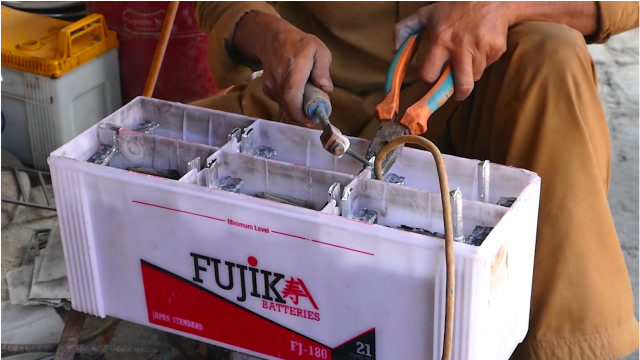 巴基斯坦牛人翻新一个旧电瓶,内部全部换个遍,慢工出细活