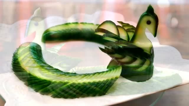 如何制作黄瓜孔雀蔬菜雕刻装饰-寿司装饰食品