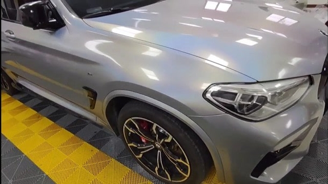 杭州宝马x3车身改色贴膜,渐变七彩车漆先过去,整车效果看着更加帅气