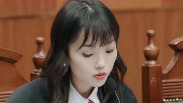 实习生邓冰莹太优秀了法庭上这一段反驳果真律政女精英