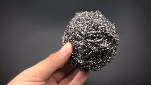 钢丝球用脏了别扔掉,只需用它泡一泡,多脏的钢丝球立马洁净如新