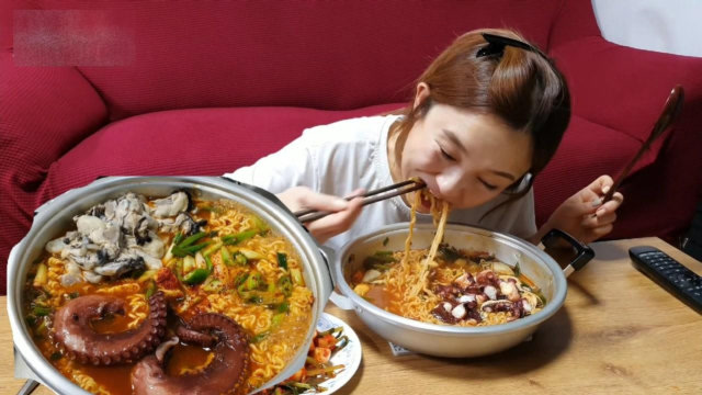 看这妹子吃饭就是畅快淋漓,一点也不像个女人,狼吞虎咽真过瘾!