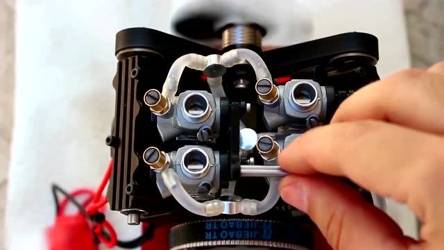 微型四缸发动机,虽然看起来和玩具一样,但是发动机的内部结构一应俱全