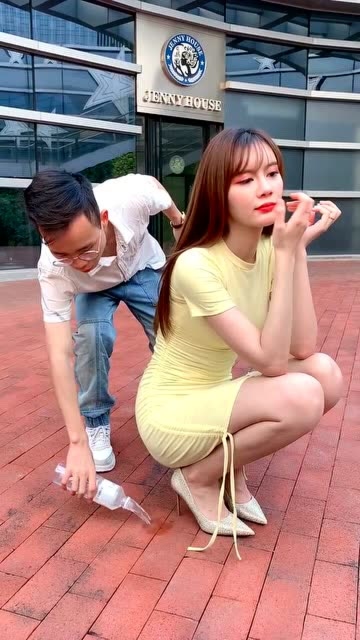 小姐姐以为尿裤子了,其实是调皮的小伙在使坏!