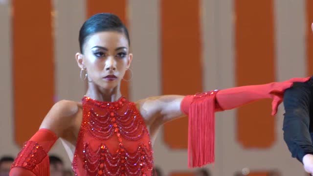 斗牛舞之前茉晗最后的准备阶段,这高清的画质你爱了吗?非常的有气势!