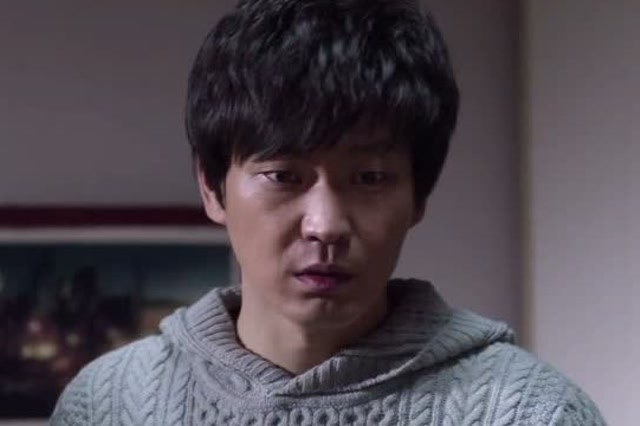 盛开高兴的与罗耀辉坐下聊天,没想到罗耀辉突然起身,盛开从椅子上摔