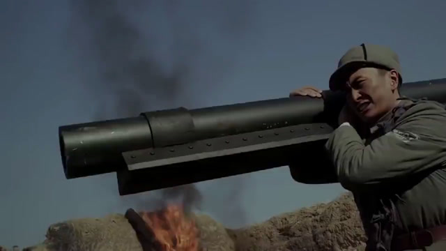 擒贼先擒王,大个扛着炮筒,一炮打伤鬼子军官!