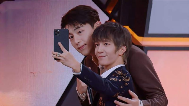 郭敬明主动跟邓伦合影,伦公子绅士蹲再现江湖,这一举动太贴心!