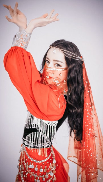 迪丽热巴面纱遮脸,带来不一样的异域风情