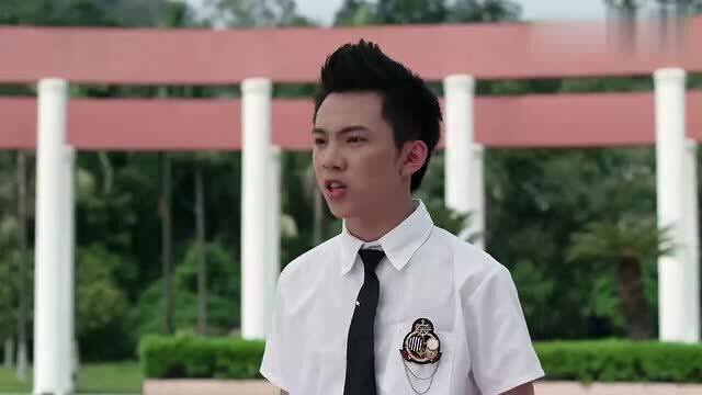 快乐酷宝:杰飞和马超召唤出自己的机器人战斗,杰飞快要输了