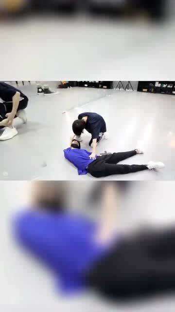 马嘉祺和丁程鑫这抓脚踝什么的也太苏了吧,有时候镜子真是个好东西