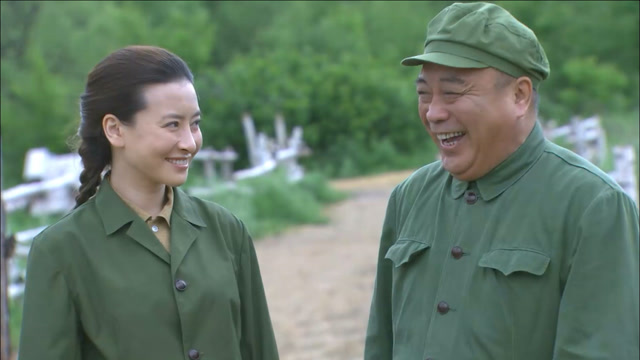 团长想把钱芳介绍给朗德贵,朗德贵鬼使神差的连屋子都没收拾