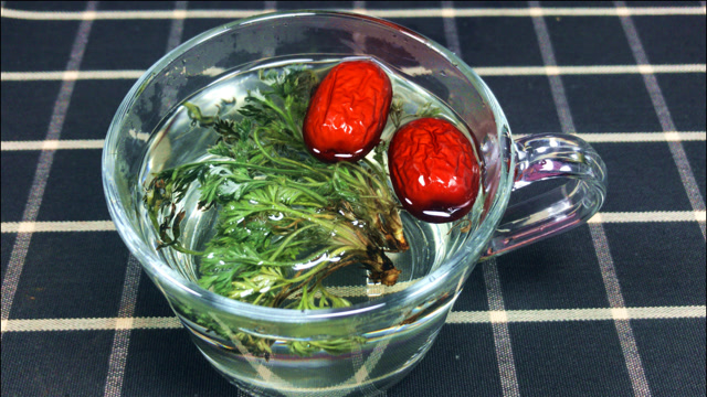 农村的白蒿泡水,没想到价值这么高?城里人抢着挖,快看看