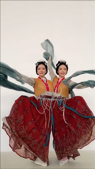 听说古蜀人早在三千多年前,就已经穿丝绸了,震撼我全家!