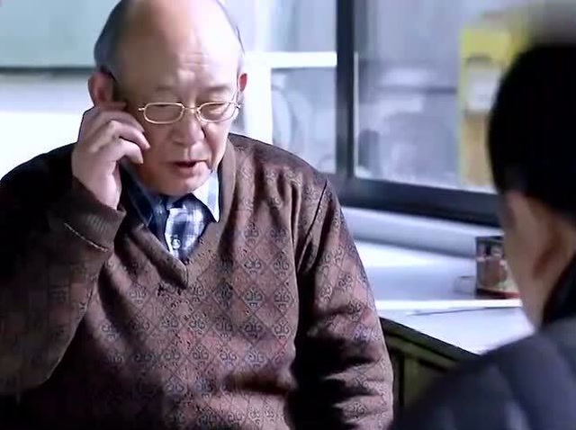 美女找厂长办事没找到,嘲笑看门大叔土,怎料大叔就是厂长