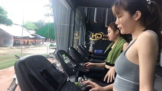 和越南女网友见面,黄宝强开高工资请她做团队,大家觉得怎样?