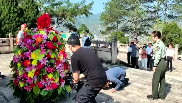 "三河坝战役烈士蔡晴川后裔到梅州大埔祭奠英烈