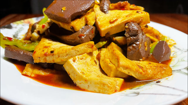 羊血炒豆腐一道简单美食,但却能勾起小酌一杯的欲望配米饭也不错