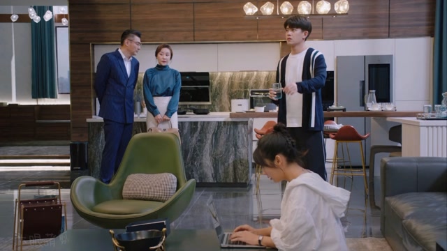 乌鸦小姐与蜥蜴先生顾川父母突袭假装布置任务没想到电脑都没开机