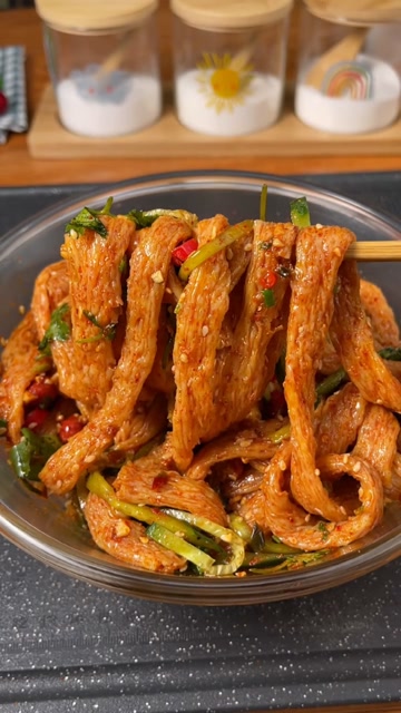 夏天最爱的凉拌牛筋面,酸辣爆汁,又q又弹,超好吃哦