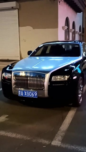 夜幕下的京a牌照,双拼劳斯莱斯古斯特,真的太有气质了!