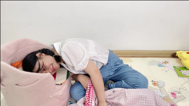 自制奶粉罐沙发,美女累到趴下!